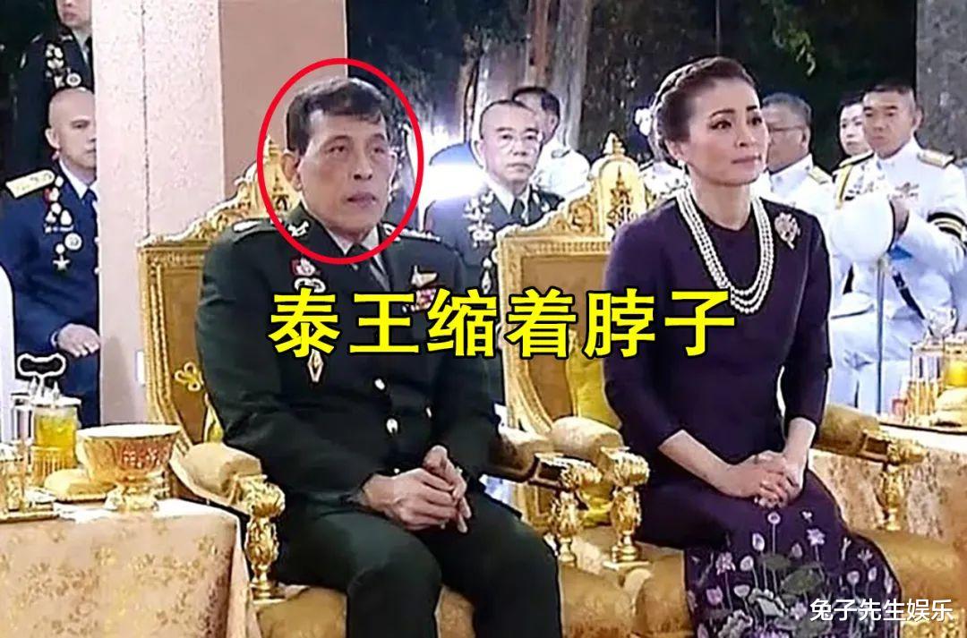 68歲泰王老態龍鐘，坐在王後身邊縮著脖子，體力不濟眼睛快瞇上瞭-圖2