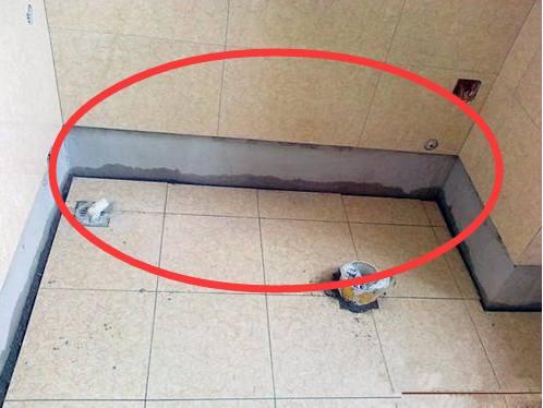 @邻居卫生间瓷砖留空一排，开始我还笑他，问完后悔知道迟了