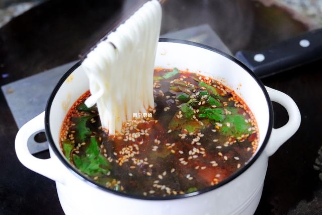 老干妈@我家最近迷上这碗面，做法简单又快手，酸爽香辣，连吃7天不过瘾