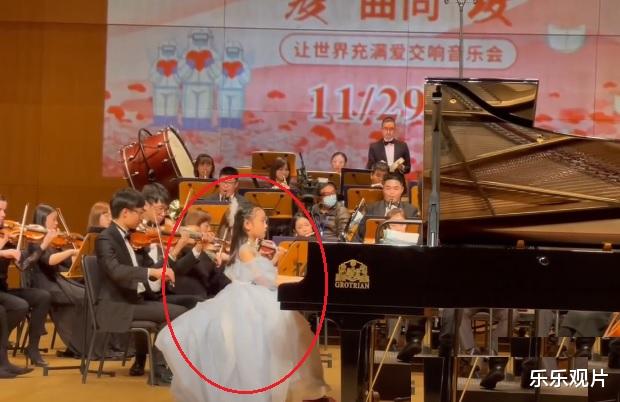 贾云馨|李小璐带甜馨参加钢琴表演，贾乃亮不在现场，女儿真名叫贾云馨