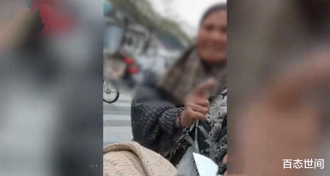 百态世间 大妈深圳街头讨钱，嫌10块太少，吐槽给钱男子：拿就拿一百块钱嘛