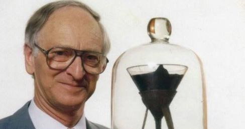 [科学家]持续93年的“沥青滴漏实验”，熬死两位科学家，到底想证明什么？