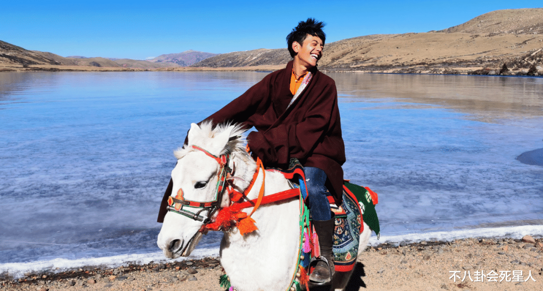 围巾|丁真割韭菜翻车，带货唇膏过期1年，围巾售价高达520元