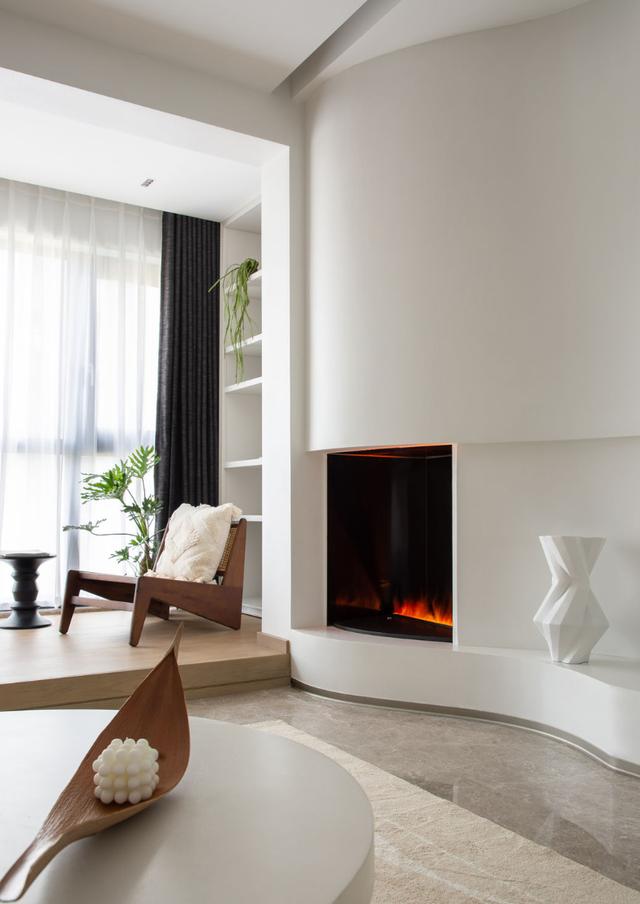 |新房装修到一半，屋主不满意，改变电视墙后，立马时尚多了！