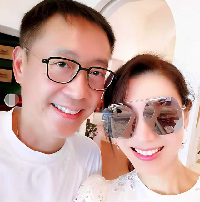李嘉欣|李嘉欣庆结婚12周年,与老公头靠头温馨依偎,腻歪甜喊我的爱
