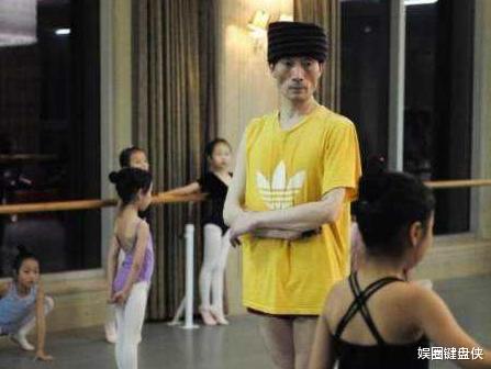 杨丽萍|杨丽萍男徒：年入百万却活成巨婴，靠学生家长照料，至今无人敢嫁