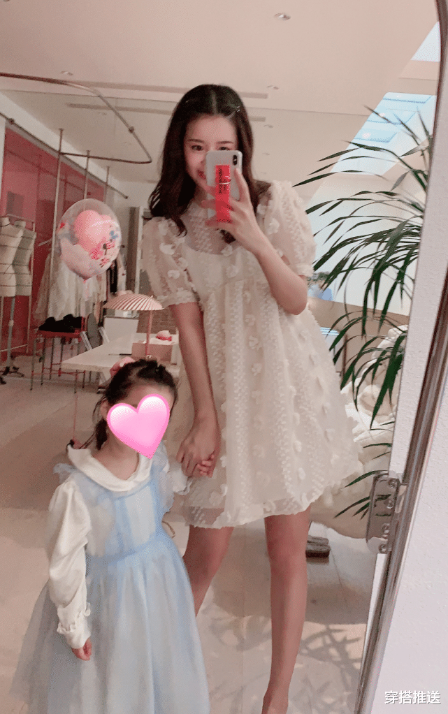 『张子萱』这就是陈赫非要再娶的人!阿姨年纪还能穿无痕裤,这魔芋腿我酸了