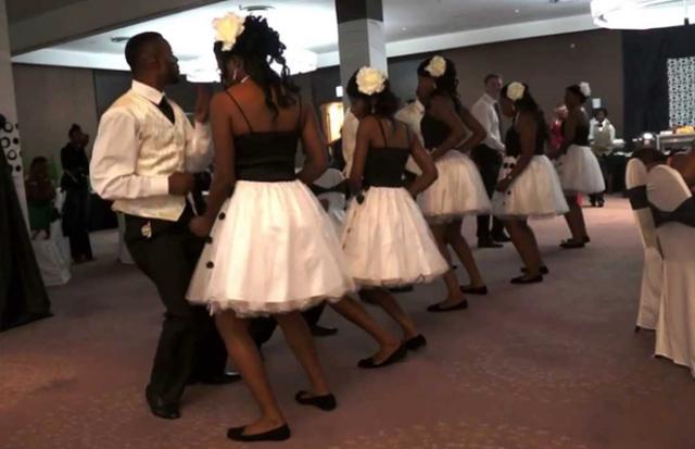 结婚|男子背着妻子和别的女人结婚，妻子知道后带着孩子大闹婚礼现场