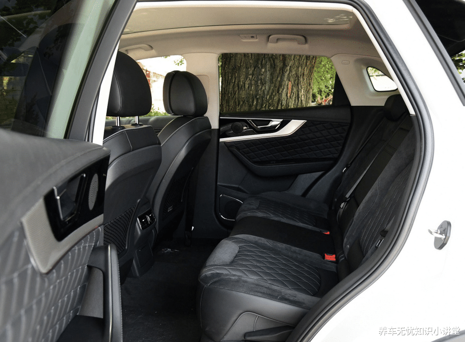 红旗hs5|外观大气，内饰豪华的红旗HS5，月薪多少才能养得起呢？