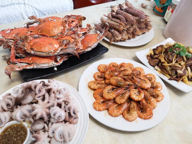 小龙虾■吃虾时，到底要不要去虾线？60岁老渔民告诉你答案，别再做错了