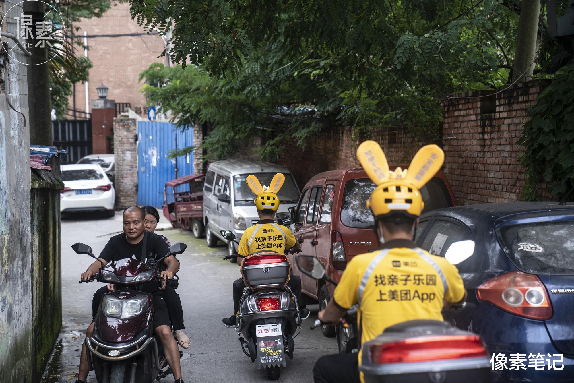 像素笔记|马背上的外卖小哥，几乎每天跑单到半夜两点，养活一家6口人