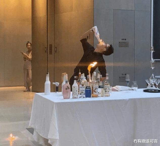 |“在我弟弟床底下打扫出来的是什么？难道弟弟背着我们...？”哈哈哈哈