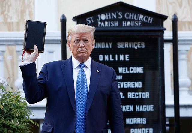 美国@美国大兵街头\自由开火\，22岁女孩刚转身要离开，被扫射身亡