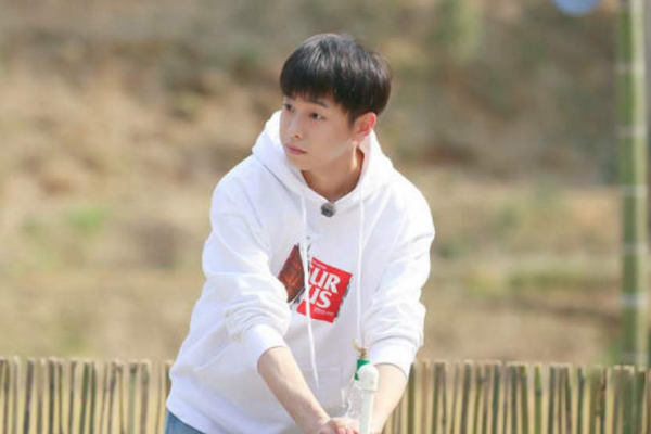 「彭昱畅」向往的生活参加泼水节，彭昱畅直接坐洒水车，旁边小孩也被逗乐！