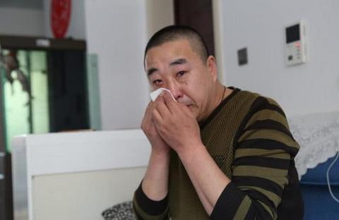 「二胎」45岁大妈不慎怀上二胎，23岁儿子鼎力支持，妹妹出生后却陷入绝境