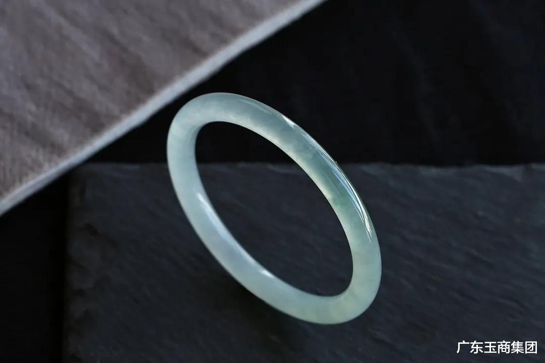 「翡翠手镯」三位数的翡翠手镯长什么样?能戴出手吗?