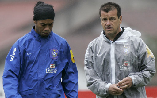 「巴西队」2010年世界杯,巴西队主帅邓加拒绝征召小罗到底是对是错?