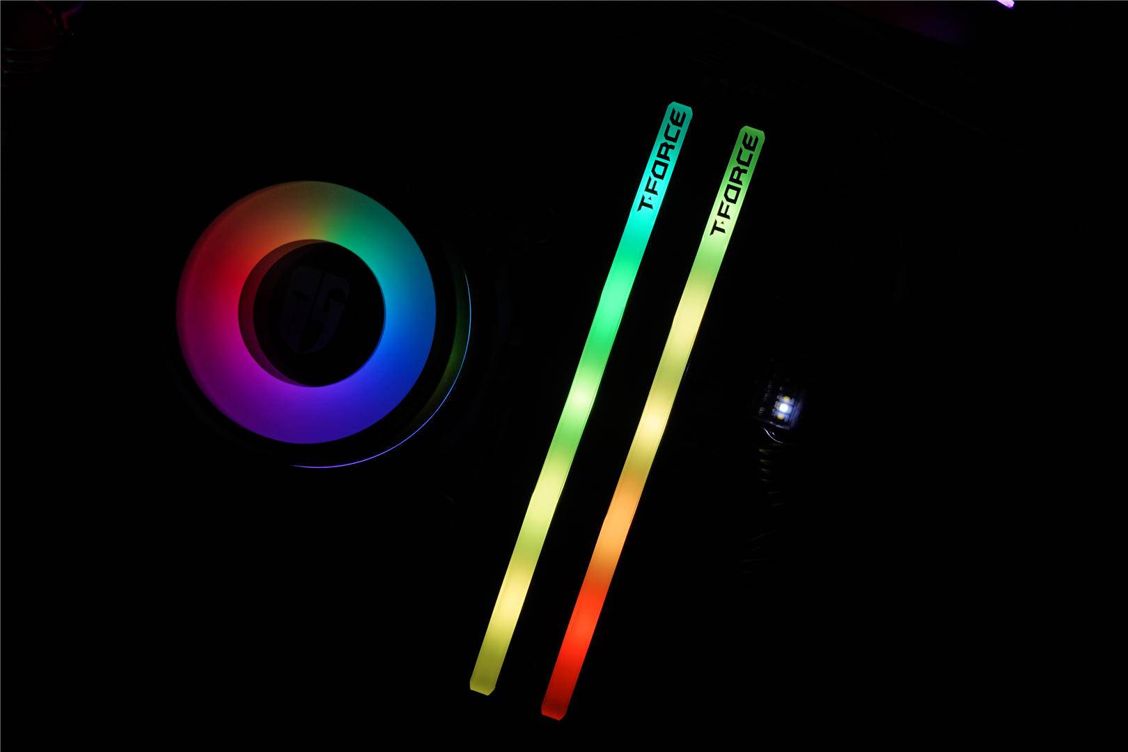 主板|高颜值，高频率，十铨DELTA RGB分享，原来内存价格一直在走低！