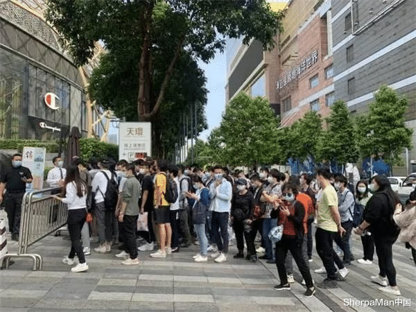 lifi|每到凌晨，又有无数人偷偷求购iPhone4，网友：泪目