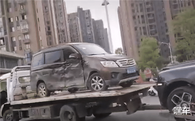 「面包车」“库里南被撞”后续:现场车拖走,库里南在下,面包车却在上拖车