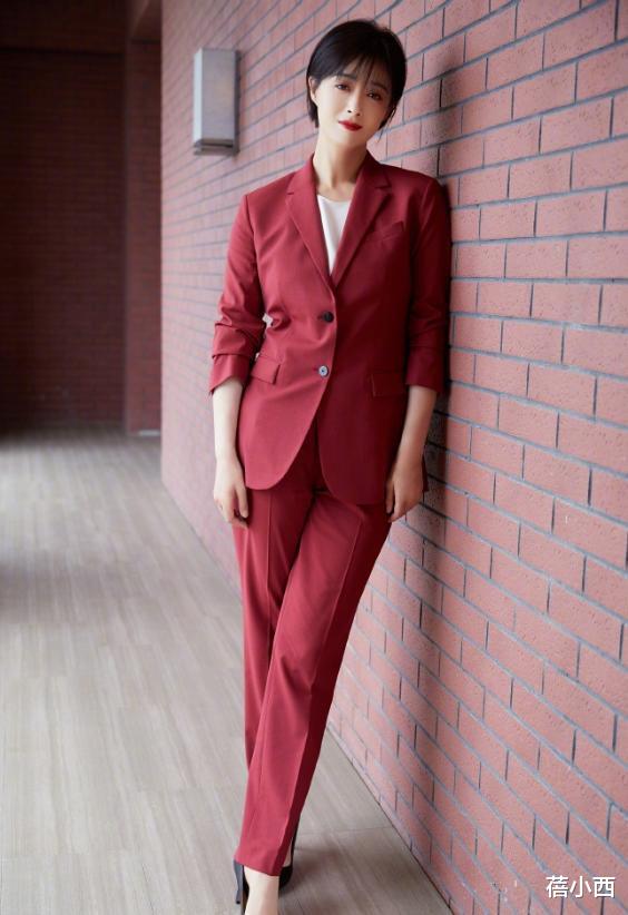 #西装#蒋欣只是剪了短发和空气刘海，感觉脸都变小了，穿红色西装更显瘦
