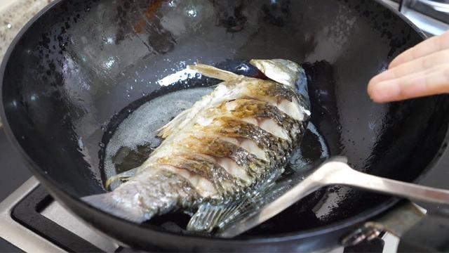 鱼皮@煎鱼时，只放油是不对的，多加这样“东西”，鱼皮完整还不粘锅