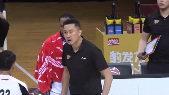杜锋|吃到技术犯规后，杜锋依旧怒骂不停，裁判为何不敢把他罚出去？