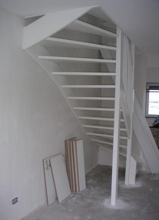 「」楼梯下做储物间,媳妇灵机一动侧边装20公分宽置物架,越看越满意