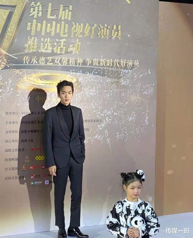 李易峰|电视好演员红毯明星表情大赏：李易峰对粉丝放电，江疏影抹胸抢镜