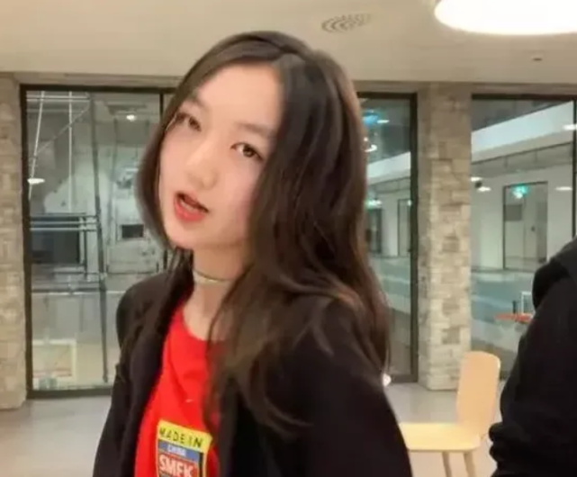 「发型」谁说患有兔唇的李嫣丑？化妆后与常人没啥差别，大波浪发型尽显魅力