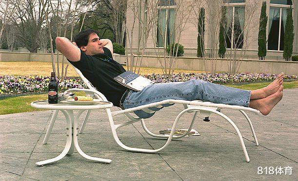 马克·库班■亿万富翁库班2.8万平豪宅曝光！卧室浴室多到数不清，客厅里打棒球