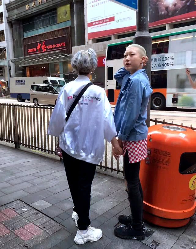 [吴卓林]偶遇吴卓林与妻子呆站垃圾桶旁，此前两人被曝没钱买口罩仅靠生蒜防疫