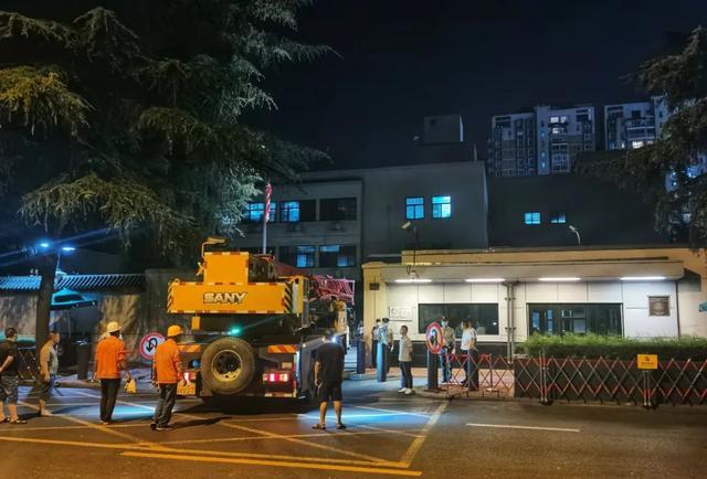 环球时报|大吊车进入美驻成都总领馆，五辆大货车装载集装箱和大木箱开出