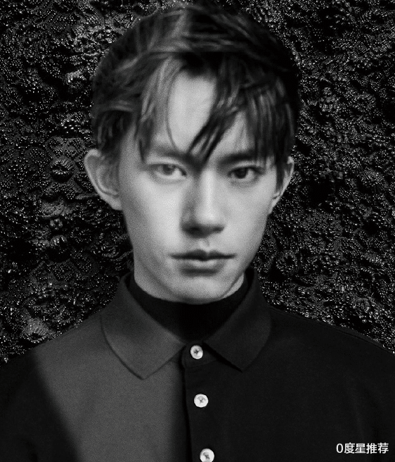 『易烊千玺』易烊千玺又对发型“下手”了？大胆挑战刺猬刘海，看起来像30岁