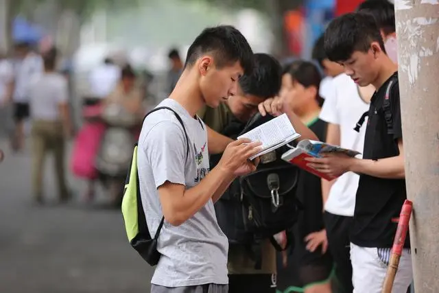 【教育部】还在担心考不上大学？教育部数据显示，超过一半的考生都能上大学