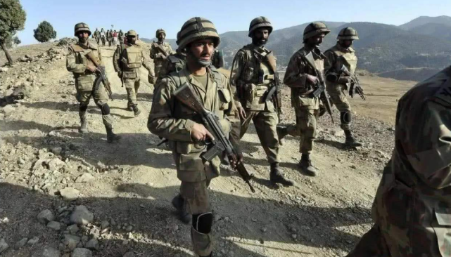 [印度]印度120架战机已飞抵前线，4架预警机全天候巡逻，大战一触即发