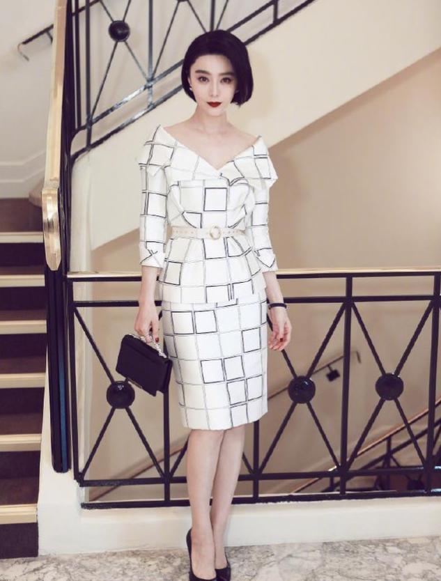 「短发」范冰冰在国外美出新高度！格纹套装配短发优雅端庄，真给国人长脸