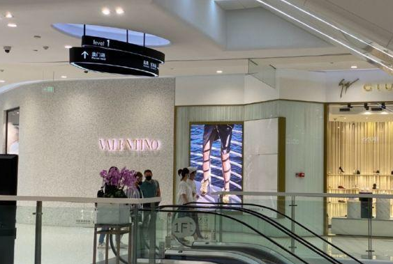 郑恺|《奔跑吧》第100期，郑恺获得唯一全勤奖，爱妻藏着肚子祝贺他