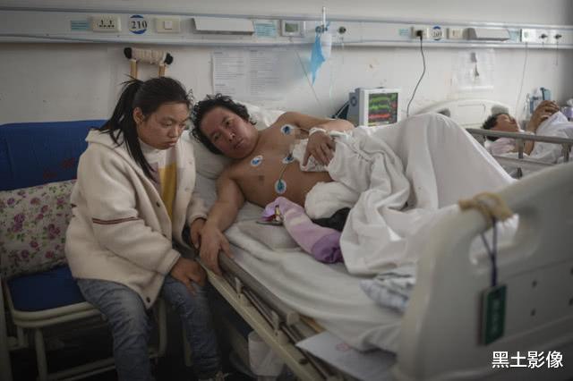 『陕西』媳妇熬不住寂寞外出打工跟了有钱人,他把残疾女儿养大自己却倒下了