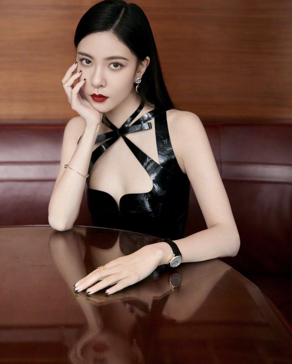 杨天真|宋妍霏分手后气质更优，穿黑色挂脖连衣裙配红唇，黑长直气场好强