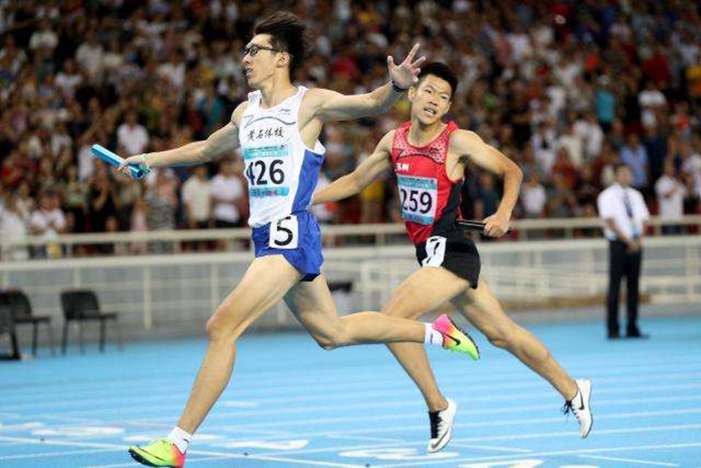 「谢震业」19岁小将复制谢震业足迹!起跑慢0.2秒仍能夺魁,1年时间进步很快