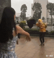 |早说了我们生活在虚拟世界，现在信了吧？ 哈哈哈