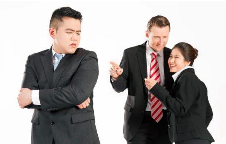 「」同事排挤我，我要给他们点颜色看看？聪明人被排挤从不做这些事