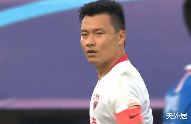 广州恒大|恒大球迷都看笑了！中超神场面：冯潇霆回传曾诚，后者长传给郜林