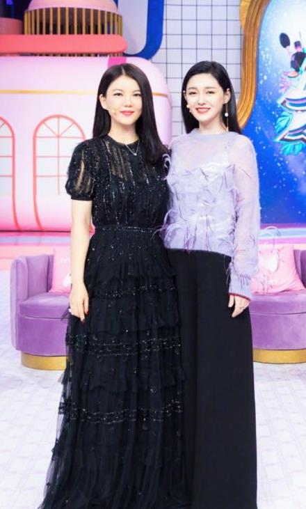 「李湘」44岁李湘越来越不羁，好身材穿无痕裙，露出“三角形”有一套