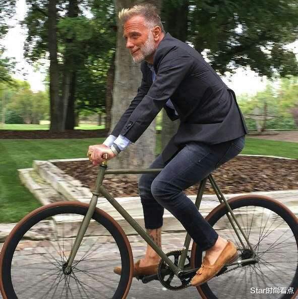 卢卡■父女恋迅速火了！52岁富翁让25岁模特女友怀孕，大方拥抱秀恩爱