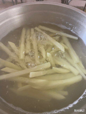 「薯条」自制薯条，直接冷冻还是先焯水？很多人搞错，难怪不酥脆，还油腻