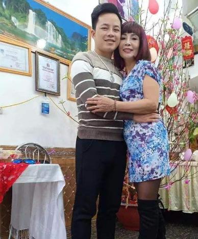 「爷孙恋」“奶孙恋”再次轰动！62岁大妈嫁小伙后怀孕，挺孕肚出镜遭质疑