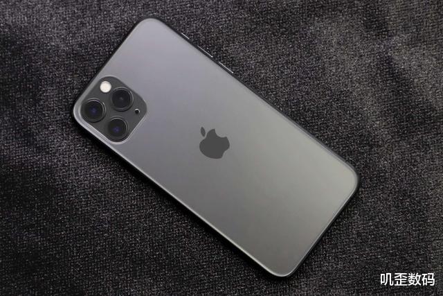 『iphone11』苹果再亮剑，iPhone11Pro全速跌至“退场价”，网友：终于盼到了