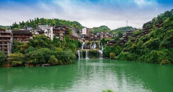 『古镇』国内最美的古镇，挂在瀑布上，游客对此赞不绝口